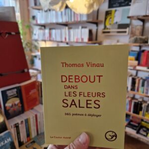 Debout dans les fleurs sales Blancheur