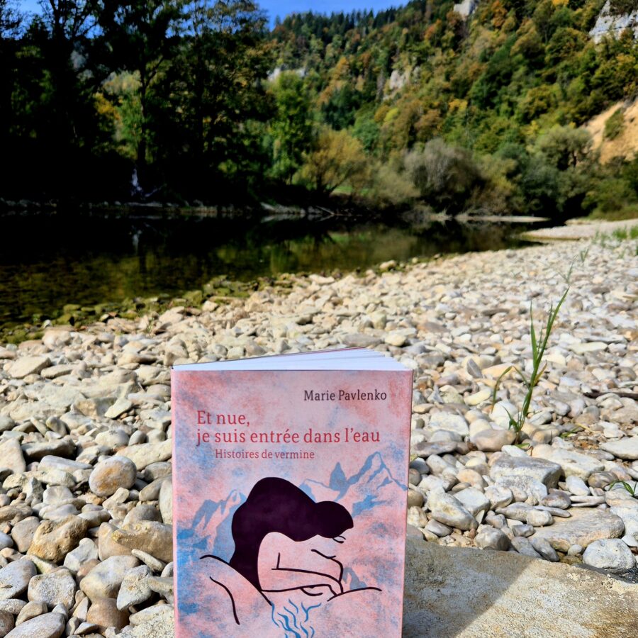 Et nue, je suis entrée dans l'eau